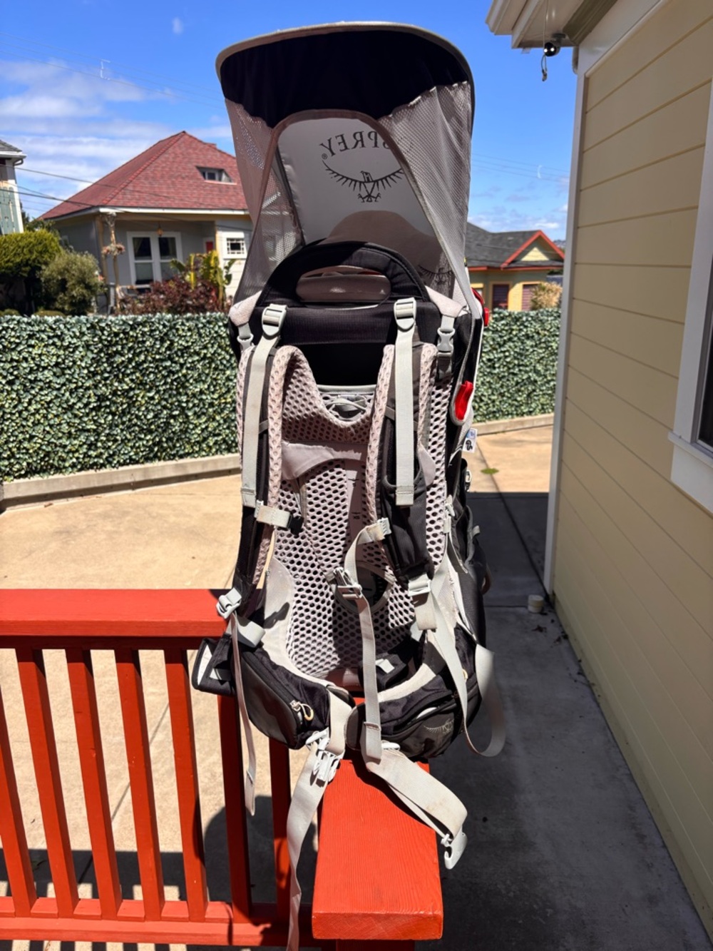 OSPREY Black and Light Gray Child Carrier Backpack with Sunshade - Picture 6 of 6